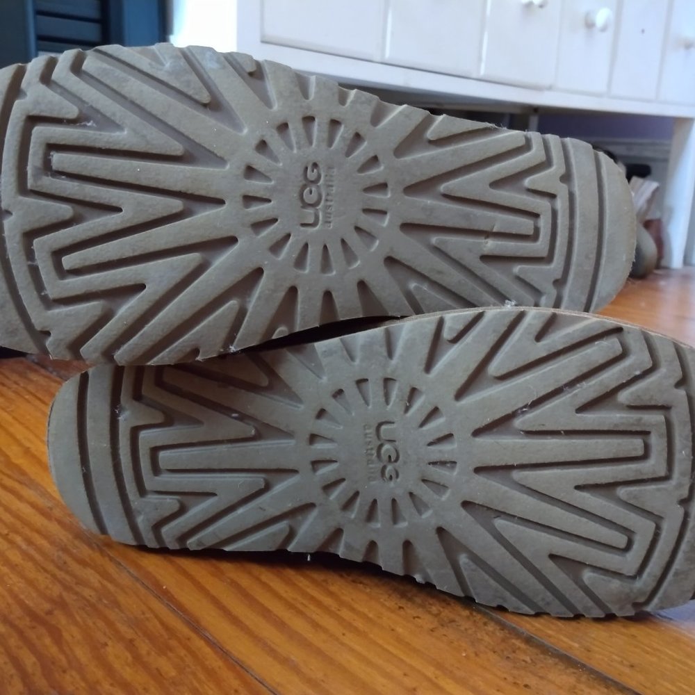 UGG Dylyn Boot - Like New - Picture 4 of 9